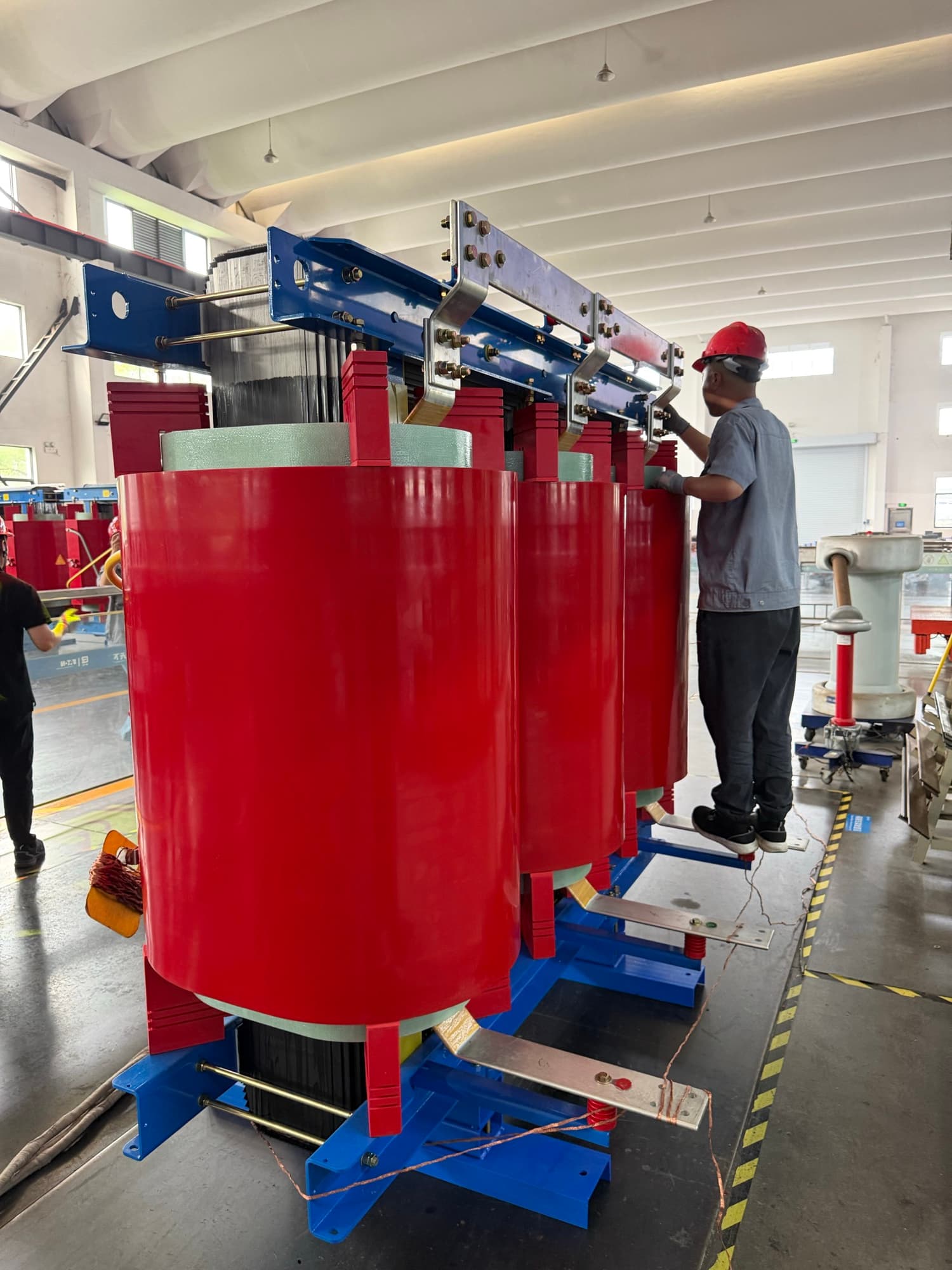 Cast-resin transformer in assembly