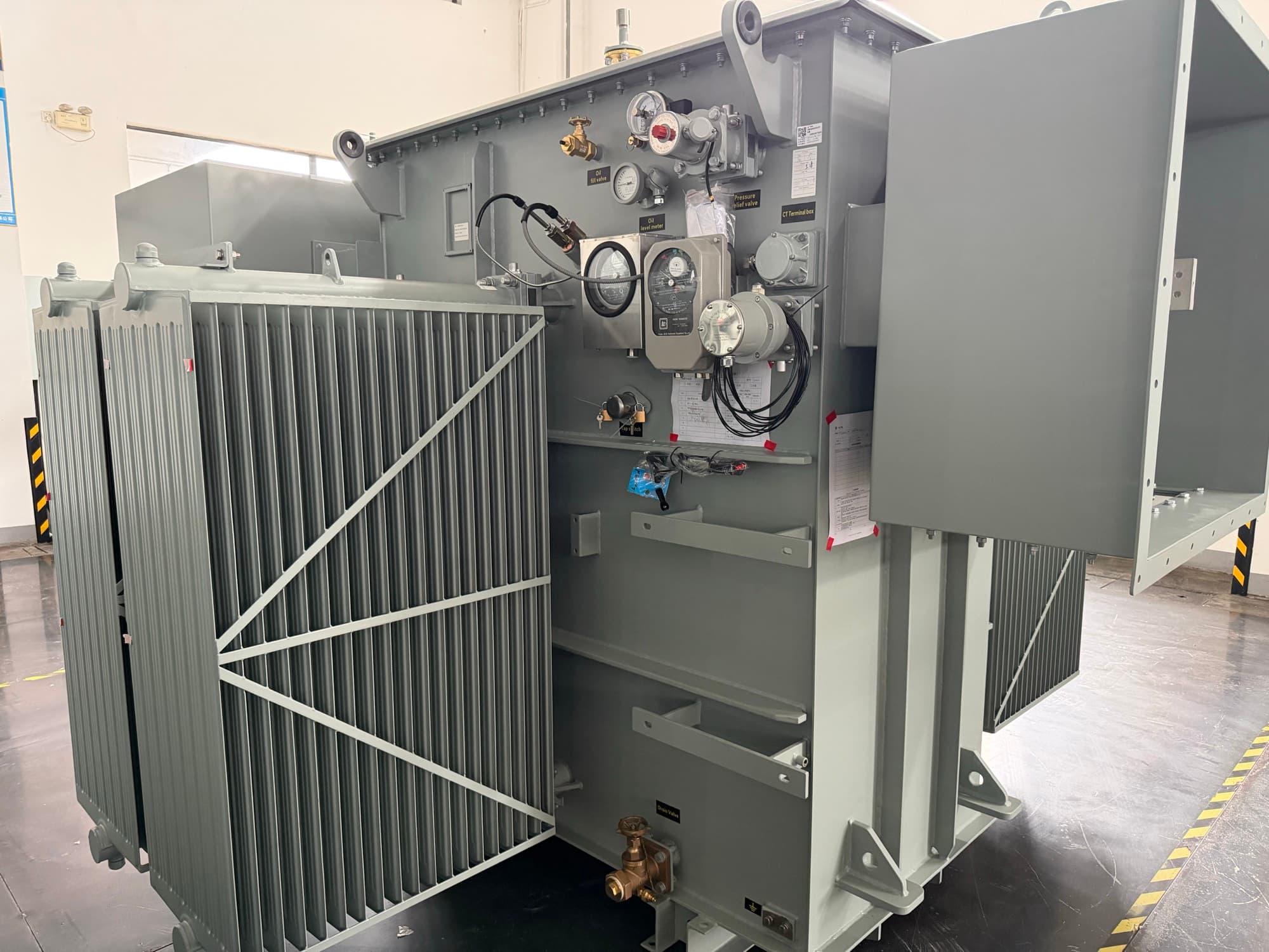 Liquid-filled transformer with radiators and oil-level gauge